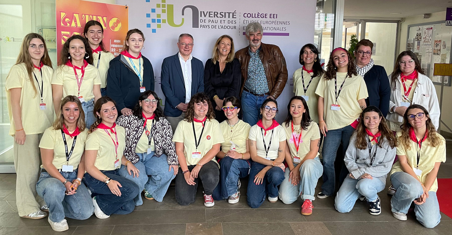 Photo officielle avec les invités.