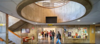 Hall du bâtiment des Lettres (campus de Pau) - Crédit photo : Atlantic drones