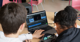 On aperçoit deux lycéens en train de réaliser un montage audio sur ordinateur dans le cadre d’un podcast.